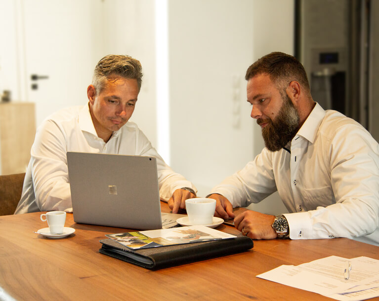 Die Immobilienmakler Michael Bach und Marco Bruehl bei der Bewertung einer Immobilie